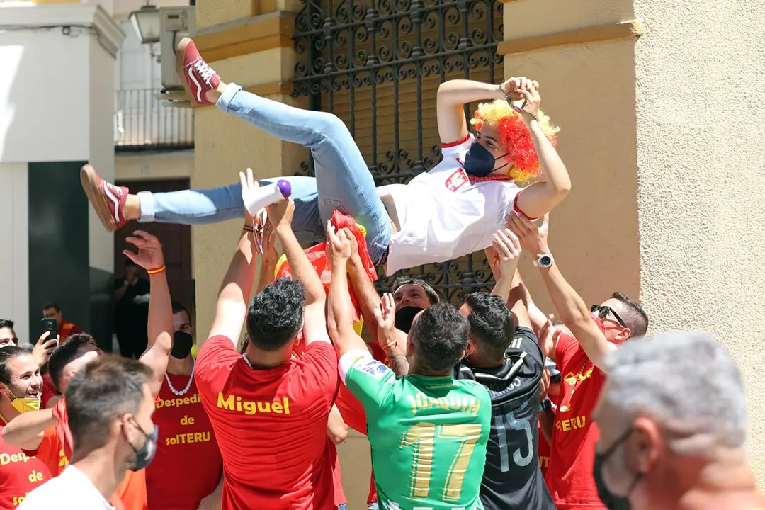 19 June 2021, Spain, Seville: Fans cheer ahead of the UEFA EURO 2020 Group E soccer match between Spain and Poland at La Cartuja Stadium. Photo: Jose Luis Contreras/DAX via ZUMA Wire/dpa.