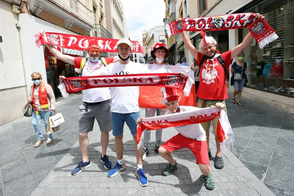 19 June 2021, Spain, Seville: Poland fans cheer ahead of the UEFA EURO 2020 Group E soccer match between Spain and Poland at La Cartuja Stadium. Photo: Jose Luis Contreras/DAX via ZUMA Wire/dpa.