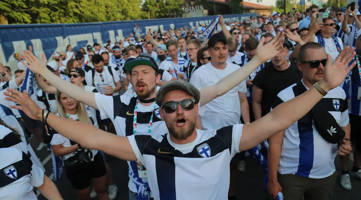 21 June 2021, Russia, Saint Petersburg: Finland fans cheer outside Saint Petersburg stadium prior to the start of the UEFA EURO 2020 Group B soccer match between Finland and Belgium. Photo: Igor Russak/dpa.