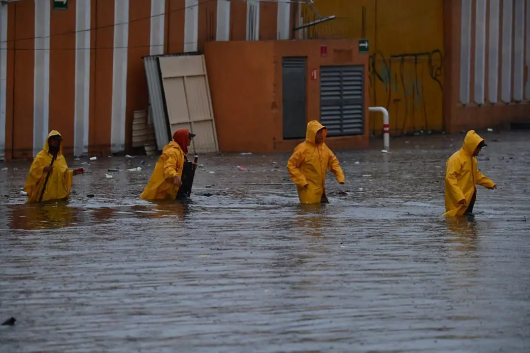 22 June 2021, Mexico, Tlalnepantla de Baz: People walk through a flooded street at the junction of Periferico Norte and Ceylan in Tlalnepantla after heavy rainfall. Photo: -/El Universal via ZUMA Wire/dpa