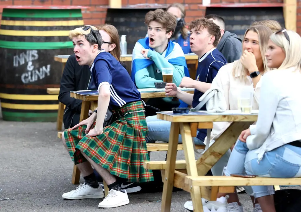 22 June 2021, United Kingdom, Glasgow: Fans watch the UEFA EURO 2020 Group D soccer match between Croatia and Scotland at the ClockWorks Pub. Photo: Steve Welsh/PA Wire/dpa