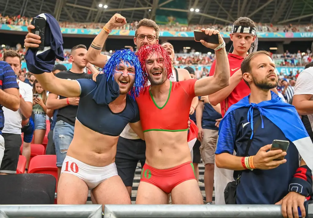 23 June 2021, Hungary, Budapest: France and Portugal fans cheer in the stands prior to the start of the UEFA EURO 2020 Group F soccer match between Portugal and France at the Puskas Arena. Photo: Robert Michael/dpa-Zentralbild/dpa.