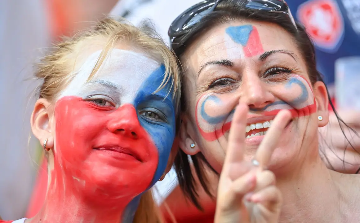 27 June 2021, Hungary, Budapest: Czech fans cheer in the stands ahead of the UEFA EURO 2020 round of 16 soccer match between Netherlands and the Czech Republic at the Puskas Arena. Photo: Robert Michael/dpa-Zentralbild/dpa