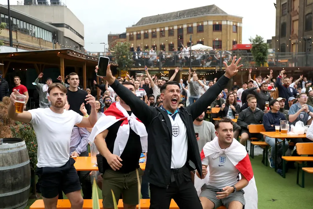 29 June 2021, United Kingdom, London: Fans watch the UEFA Euro 2020 round of 16 soccer match between England and Germany during a public screening for the match at the Vinegar Yard pub. Photo: Kieran Cleeves/PA Wire/dpa