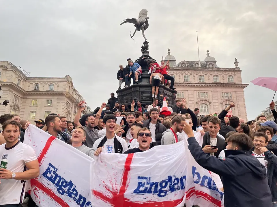 29 June 2021, United Kingdom, London: England fans climb the statue of Eros in Piccadilly Circus as they celebrate England's victory over Germany in the UEFA EURO 2020 round of 16 soccer match. Photo: Isobel Frodsham/PA Wire/dpa