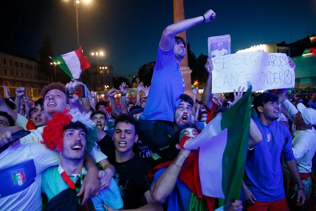 Rome (Italy): Fans watch the UEFA EURO 2020 quarter-final soccer match between Italy and Belgium during a public screening at Piazza del Popolo Fan Zone. Photo: Cecilia Fabiano/dpa.