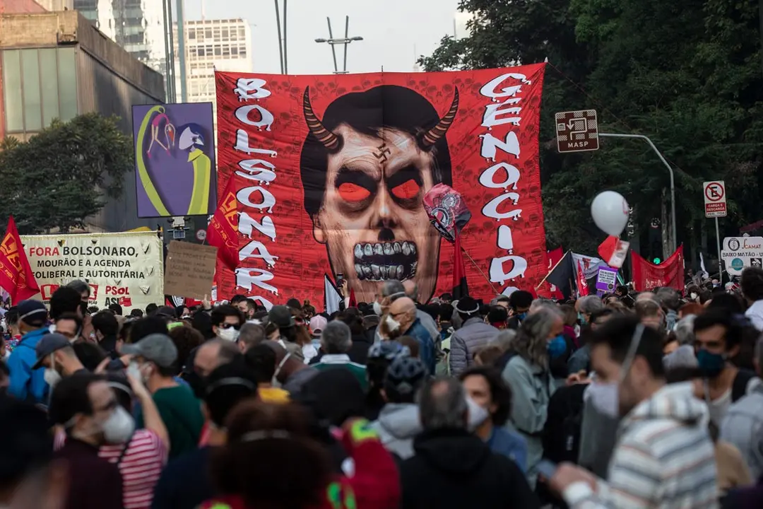 03 July 2021, Brazil, Sao Paulo: Protesters take part in a protest on Paulista avenue against President Jair Bolsonaro's coronavirus policies after the Supreme Court allowed investigations to be opened into Bolsonaro over corruption allegations related to vaccine orders. Photo: Paulo Lopes/ZUMA Wire/dpa