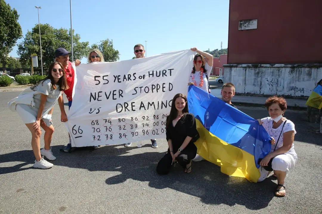 03 July 2021, Italy, Rome: Fans cheer in the streets of Rome ahead of attending the UEFA EURO 2020 Quarter-Final soccer match between Ukraine and England which will take place at the Stadio Olimpico. Photo: Marco Icobucci/PA Wire/dpa