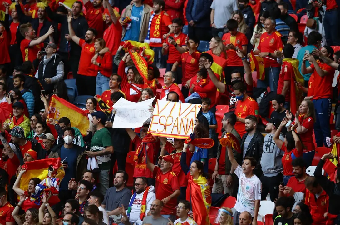 06 July 2021, United Kingdom, London: Spain's fans cheer prior to the start of the UEFA EURO 2020 semi final soccer match between Italy and Spain at Wembley Stadium. Photo: David Klein/CSM via ZUMA Wire/dpa