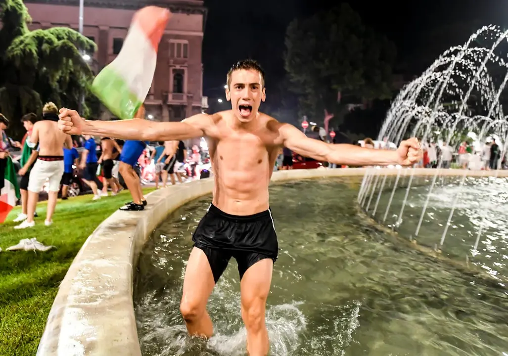 06 July 2021, Italy, Brescia: Italy fans celebrate after winning the UEFA EURO 2020 semi final soccer match between Italy and Spain at Wembley Stadium. Photo: Matteo Biatta/ZUMA Wire/dpa