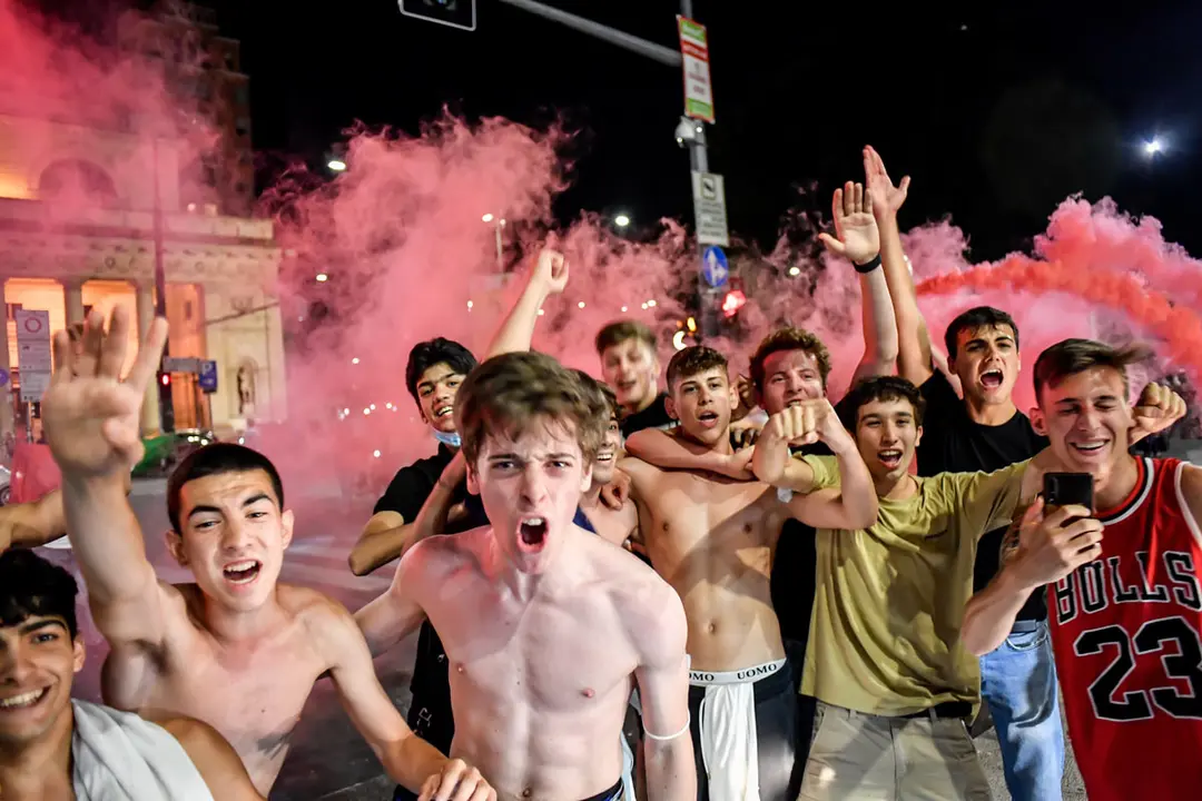 06 July 2021, Italy, Milan: Italy fans celebrate in Piazza Duomo after winning the UEFA EURO 2020 semi final soccer match between Italy and Spain at Wembley Stadium. Photo: Claudio Furlan/LaPresse via ZUMA Press/dpa