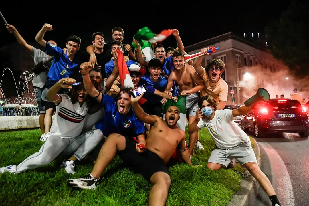 06 July 2021, Italy, Brescia: Italy fans celebrate after winning the UEFA EURO 2020 semi final soccer match between Italy and Spain at Wembley Stadium. Photo: Matteo Biatta/ZUMA Wire/dpa