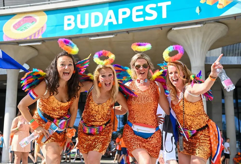 27 June 2021, Hungary, Budapest: Dutch fans arrive at the hosting venue of the UEFA EURO 2020 round of 16 soccer match between the Netherlands and the Czech Republic, which to take place later in the day at the Puskas Arena. Photo: Robert Michael/dpa-Zentralbild/dpa