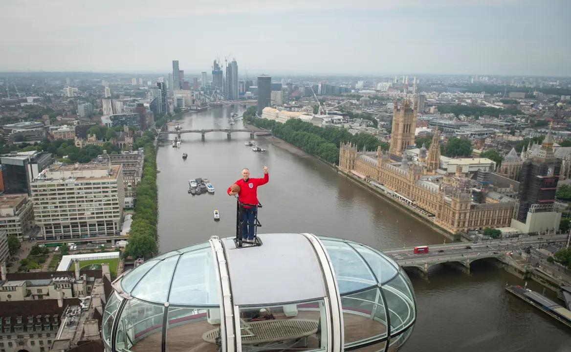 09 July 2021, United Kingdom, London: England 1966 World Cup winner Sir Geoff Hurst stands on top of a pod on the lastminute.com London Eye wearing a replica 1966 World Cup final kit and looking out towards Wembley Stadium in the north of the capital, ahead of the UEFA EURO 2020 final soccer match between England and Italy. Photo: Dominic Lipinski/PA Wire/dpa