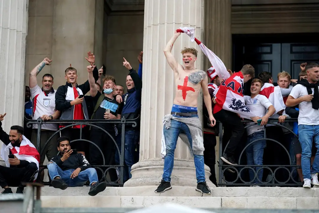 11 July 2021, United Kingdom, London: England fans gather on the steps of the National Gallery in London ahead of the UEFA EURO 2020 final soccer match between Italy and England, which to take place later in the day at Wembley Stadium. Photo: Andrew Matthews/PA Wire/dpa