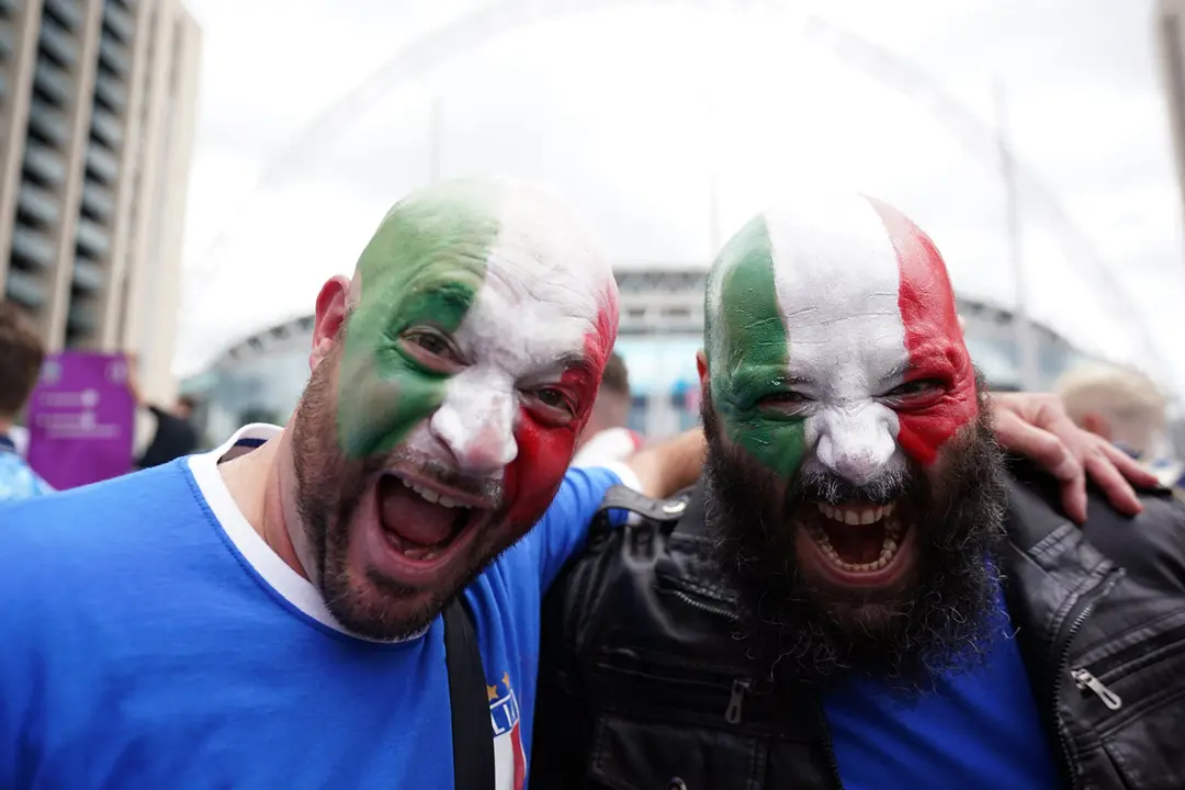 11 July 2021, United Kingdom, London: Italy fans cheer outside the hosting ground ahead of the UEFA EURO 2020 final soccer match between Italy and England, which to take place later in the day at Wembley Stadium. Photo: Zac Goodwin/PA Wire/dpa