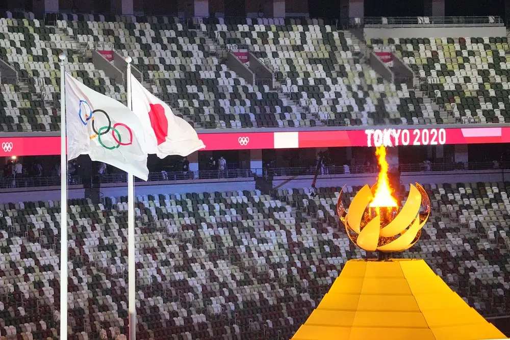 23 July 2021, Japan, Tokyo: The Olympic flame burns in the cauldron during the opening ceremony of the Tokyo 2020 Olympic Games at the Olympic Stadium. The ceremony is attended by only 950 VIPs due to the coronavirus pandemic. Photo: Michael Kappeler/dpa