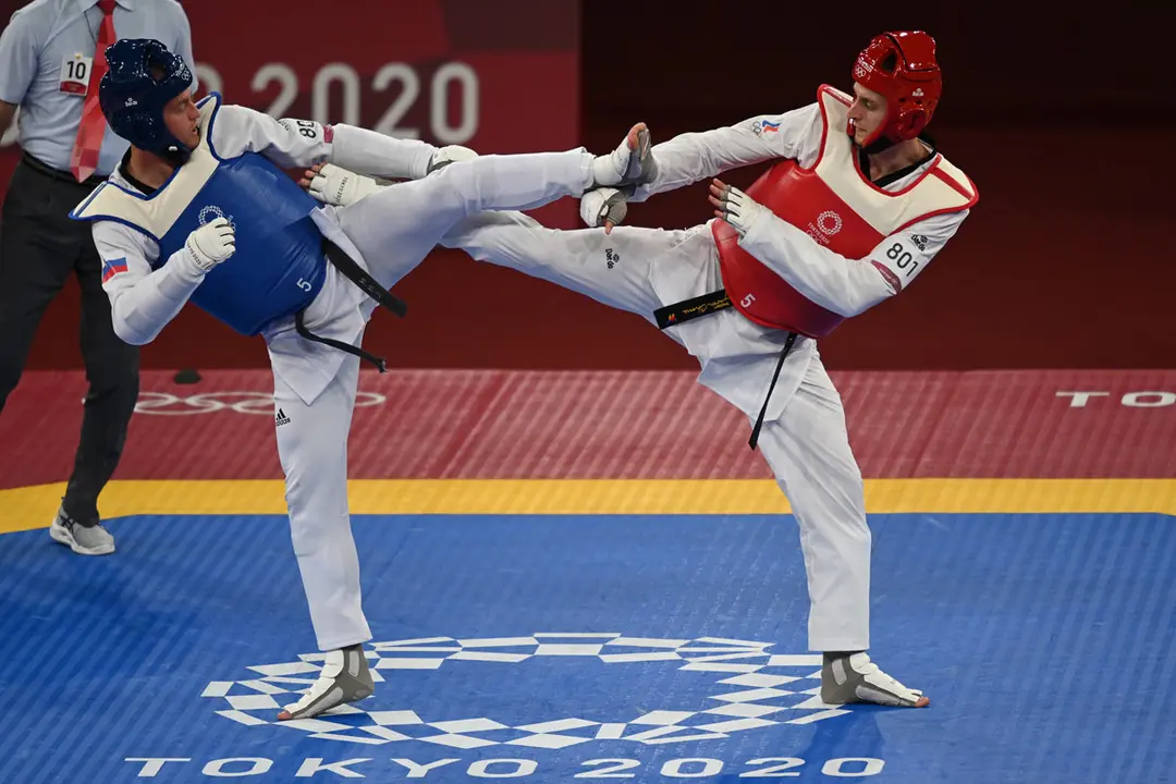 27 July 2021, Japan, Chiba: Slovenia's Ivan Konrad Trajkovic (Blue) and Russian Olympic Committee's Vladislav Larin (Red) compete in the taekwondo men's +80kg quarter-final bout at Makuhari Messe Hall, as part of the Tokyo 2020 Olympic Games. Photo: Swen Pförtner/dpa