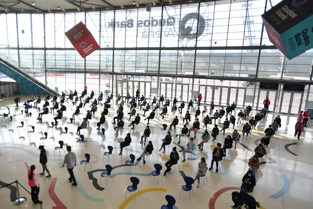 09 August 2021, Australia, Sydney: Students wait at the Mass Vaccination hub at Qudos Arena dedicated for students to get their Biontech/Pfizer vaccine against the coronavirus. Photo: Dean Lewins/AAP/dpa