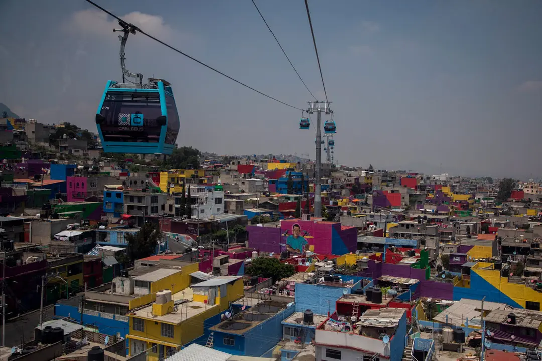 09 August 2021, Mexico, Iztapalapa: The cabins of the new cableway "Cablebus 2" travel above the district of San Miguel Teotongo. The cableway will be 10.6 kilometres long and transport thousands of users daily. Photo: Jair Cabrera Torres/dpa