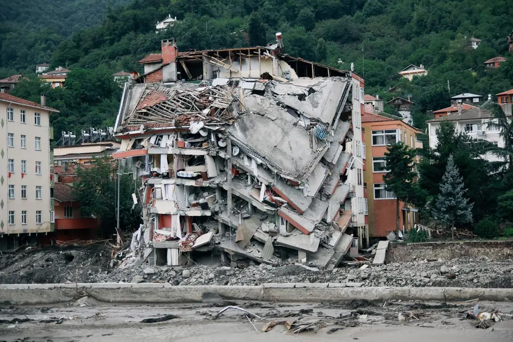 14 August 2021, Turkey, Kastamonu: A view of the debris and partially collapsed buildings after the floods in the Turkish Black Sea region. At least 55 died after major flooding in northern Turkey. The three provinces of Bartin, Kastamonu and Sinop are particularly affected. Photo: Sedat Elbasan/ZUMA Wire/dpa