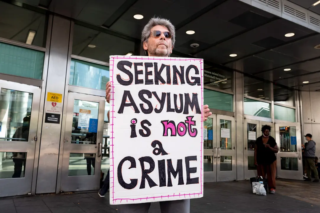 19 August 2021, US, New York: A man holds a sign saying "Seeking Asylum is not a crime" during a protest organized by Rise and Resist against the use of Title 42 exclusions to detain and deport immigrants. Photo: Michael Brochstein/ZUMA Press Wire/dpa