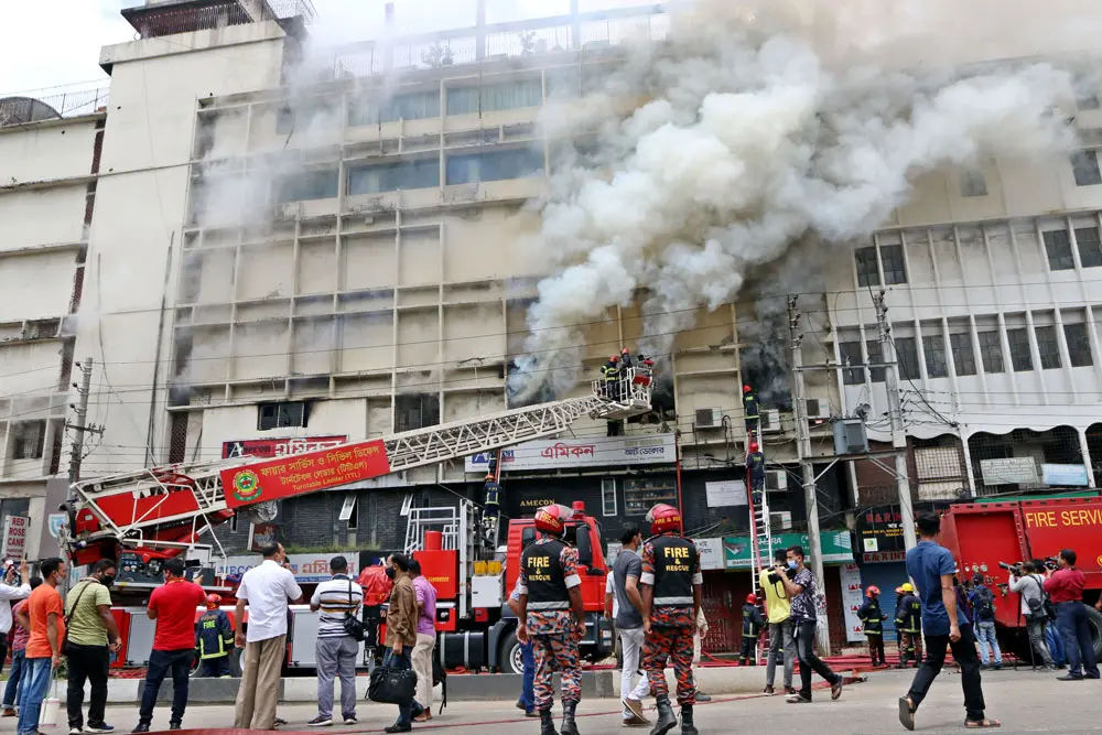 21 August 2021, Bangladesh, Dhaka: Firefighters work to extinguish a fire that broke out on the third floor of a six-story building in Chairmanbari area of Dhaka's Banani District. Photo: Habibur Rahman/ZUMA Wire/dpa