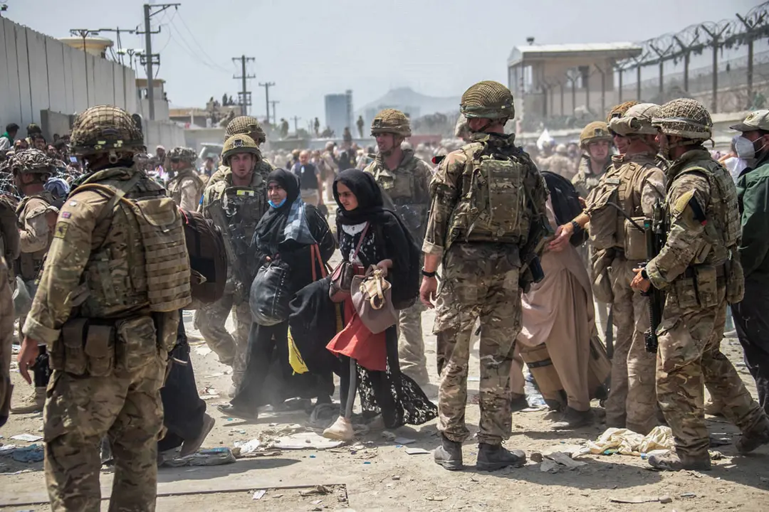 FILED - 20 August 2021, Afghanistan, Kabul: Members of the British and US (L) military take part in the evacuation mission of the entitled personnel from Kabul airport in Afghanistan. Photo: -/Ministry of Defence via PA Media/dpa