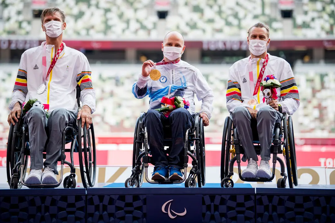 31 August 2021, Japan, Tokyo: (L-R) Belgium's silver medallist Peter Genyn, Finland's gold medallist Toni Piispanen and Belgium's bronze medallist Roger Habsch celebrate at the award ceremony of the Men's 200m T51 Final at the Olympic Stadium during the Tokyo 2020 Paralympic Games. Photo: Jasper Jacobs/BELGA/dpa