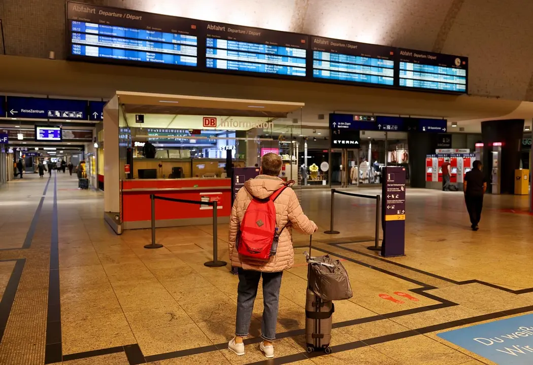 07 September 2021, North Rhine-Westphalia, Cologne: A woman stands in front of the display board at Cologne Central Station following a nationwide strike in passenger traffic called on by the German Train Drivers' Union (GDL). Photo: Oliver Berg/dpa