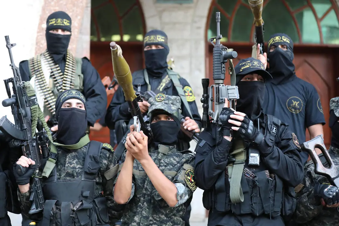 09 September 2021, Palestinian Territories, Deir Al-Balah: Members of the Saraya al-Quds Brigades, the armed wing of the Palestinian Islamic Jihad movement take part in a military parade at Deir al-Balah camp to show support to the Palestinian prisoners in Israeli prisons. Israeli troops have allegedly arrested at least six family members of the Palestinians who escaped from a high-security jail this week, a Palestinian prisoners' group said. Photo: Ashraf Amra/APA Images via ZUMA Press Wire/dpa