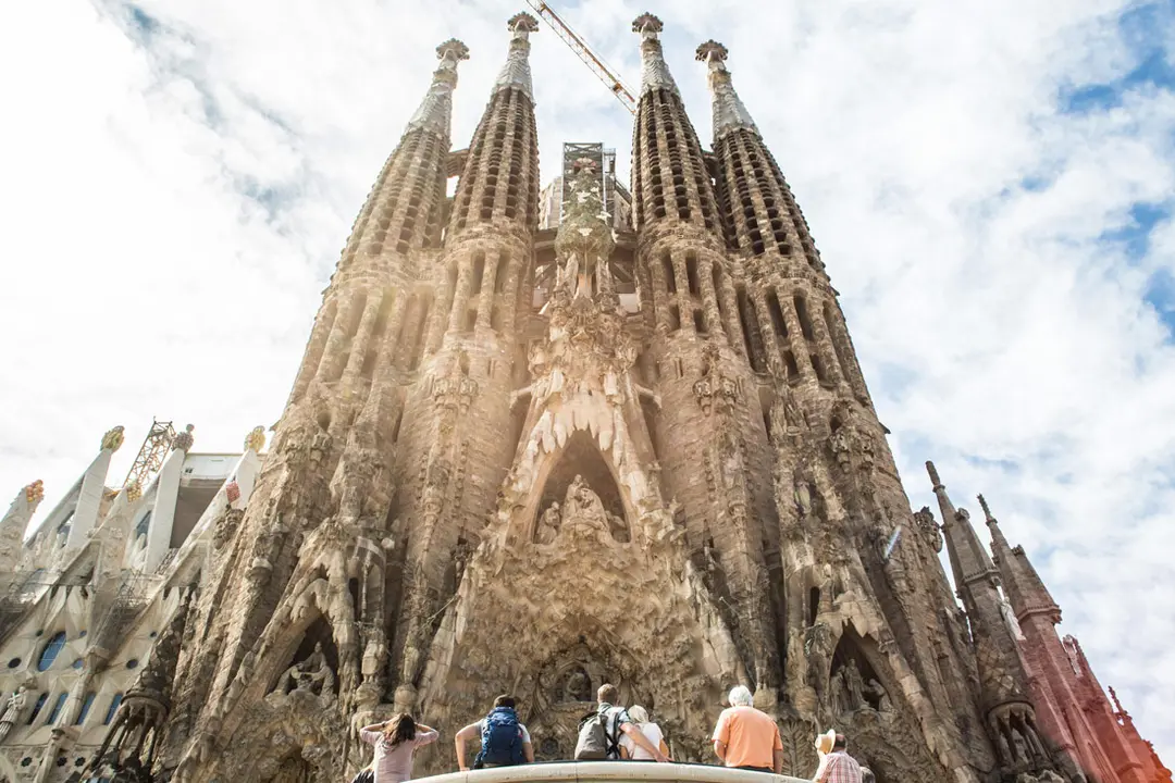 20 September 2021, Spain, Barcelona: Tourists stand in front of the Basilica of La Sagrada Familia. Photo: Thiago Prudencio/SOPA Images via ZUMA Press Wire/dpa