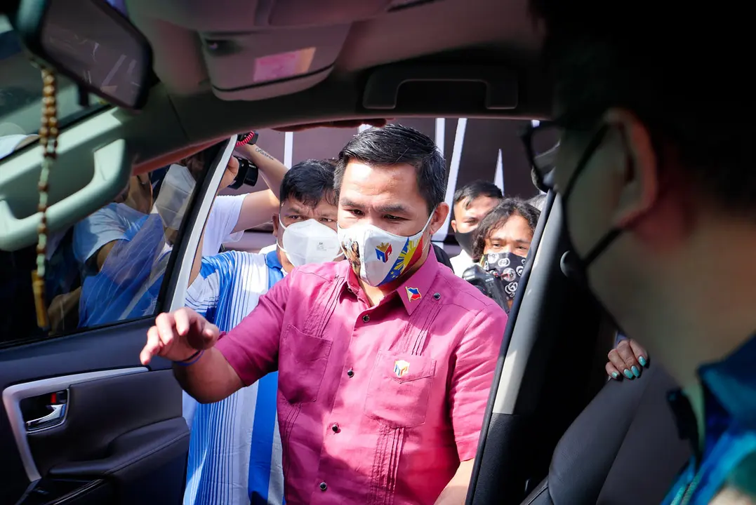 01 October 2021, Philippines, Pasay: Senator and boxing icon Manny Pacquiao (C) boards a car on his way to file for Presidential candidacy. Pacquiao on Friday filed paperwork confirming his candidacy for president of the Philippines, becoming the first politician to officially state that he is running for the top post in elections next year. Photo: George Buid/ZUMA Press Wire/dpa