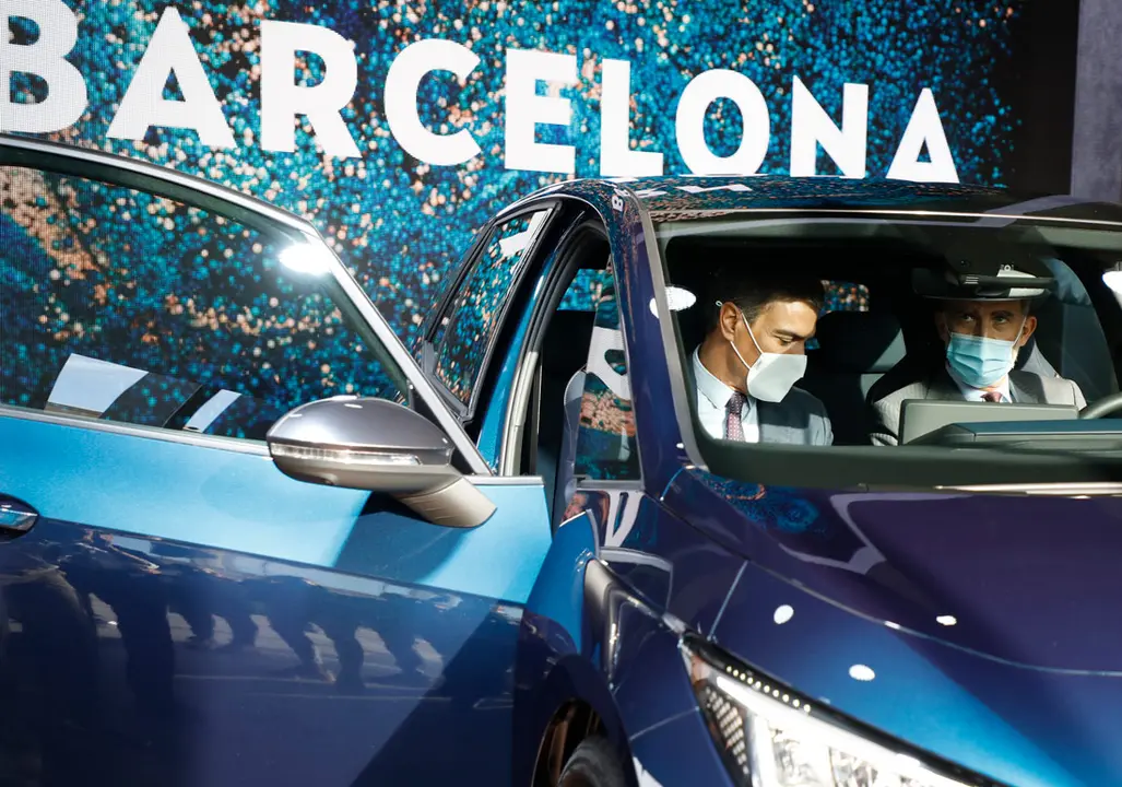 FILED - 30 September 2021, Spain, Barcelona: Spanish King Felipe VI and Spanish Prime Minister Pedro Sanchez (L) test a car at a stand at Automobile Barcelona motor show. Photo: Clara Margais/dpa