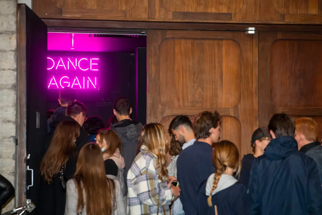 01 October 2021, Belgium, Brussels: People queue outside Chez Ginette nightclub in Brussels. From 1 October, nightclubs can reopen to the public after being closed for 18 months. Visitors have to show a secure Covid-19 ticket to get in. Photo: Paul-Henri Verlooy/BELGA/dpa