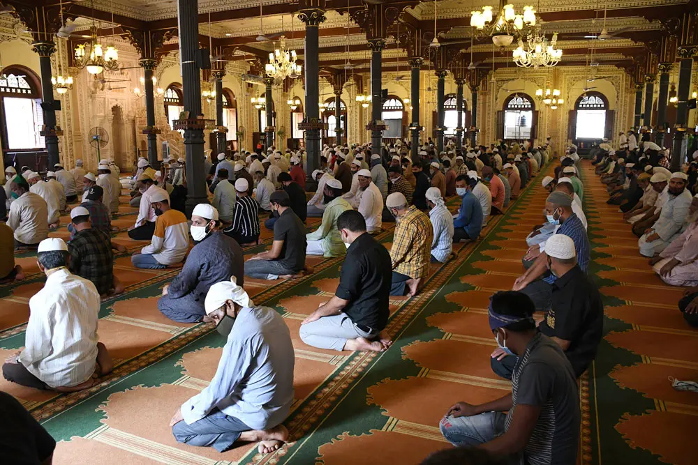07 October 2021, India, Mumbai: Muslims devotees wearing face masks as a precaution against the spread of COVID-19 perform a prayer inside a mosque after the government allowed the religious places to reopen. Photo: Ashish Vaishnav/SOPA Images via ZUMA Press Wire/dpa