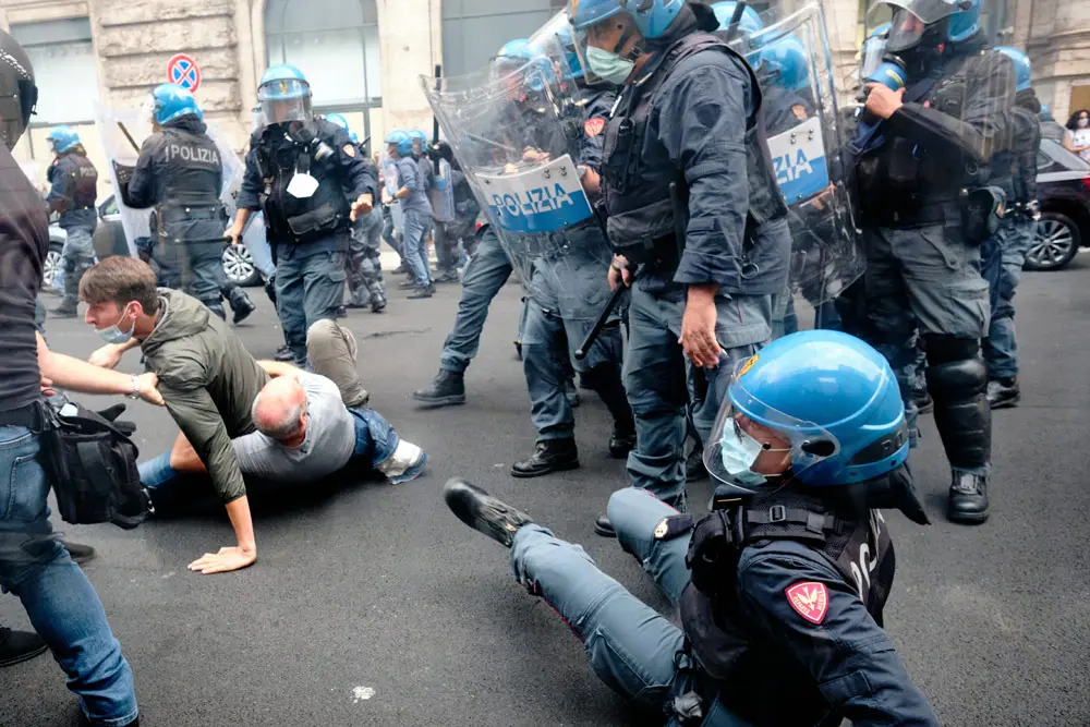 09 October 2021, Italy, Rome: Protesters and police officers clash during a demonstration against the Corona health pass. Italian workers in the public and private sectors will have to show a health passport to enter their workplace from 15 October. Photo: Mauro Scrobogna/LaPresse via ZUMA Press/dpa