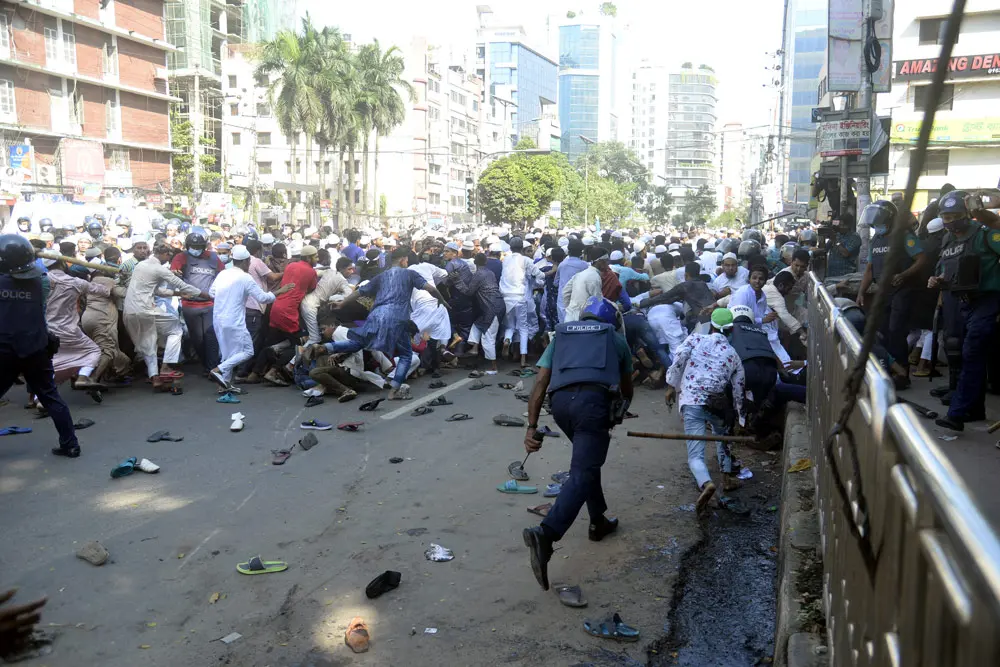 15 October 2021, Bangladesh, Dhaka: Muslims clash with police officers during a demonstration over demeaning of The Holy Quran in Dhaka. Protests began on October 13 after a footage emerged of a Quran being placed on the knee of a figure of a Hindu god during the celebrations for the Hindu festival of Durga Puja. Photo: Habibur Rahman/ZUMA Wire/dpa
