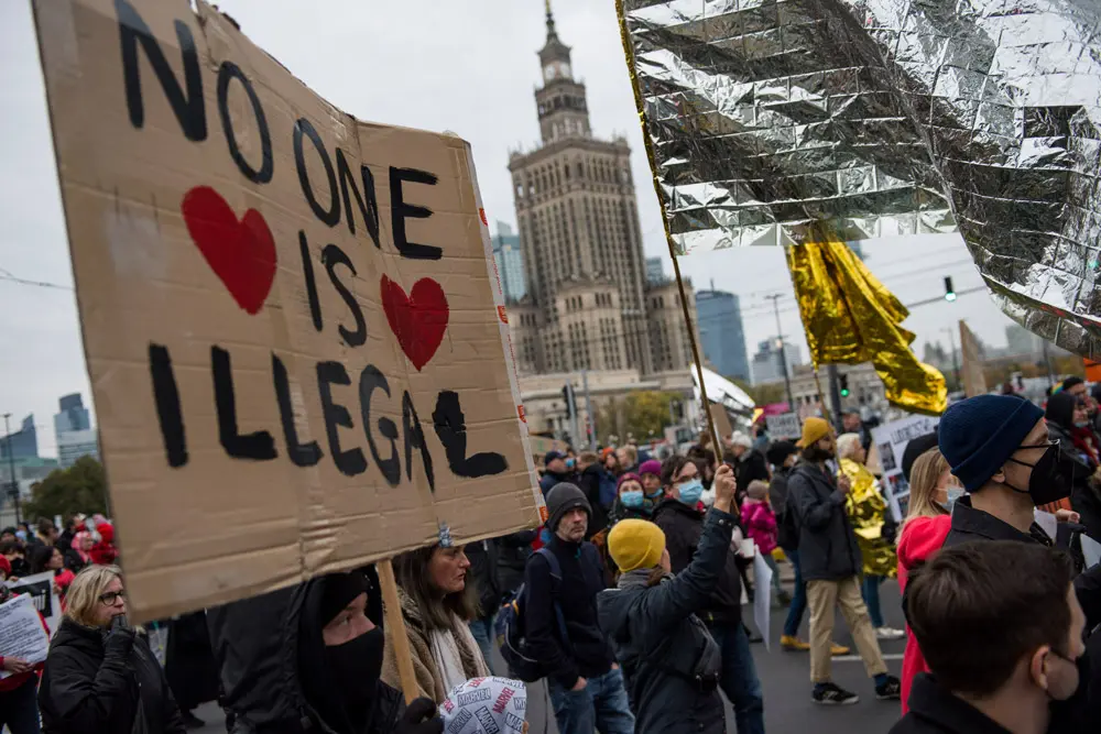 17 October 2021, Poland, Warsaw: Protesters take part in a demonstration in solidarity with migrants and asylum-seekers at the Poland-Belarus border who have been pushed back by Polish authorities. Photo: Attila Husejnow/SOPA Images via ZUMA Press Wire/dpa.