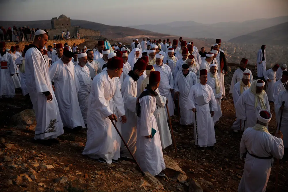 20 October 2021, Palestinian Territories, Mount Gerizim: Samaritans take part in a traditional pilgrimage marking the holiday of Sukkot, or the Feast of Tabernacles, on top of Mount Gerizim. The Samaritans, an ethnoreligious group of the Levant originating from the Israelites, or Hebrews, of the ancient near east, claim descent from the tribe of Ephraim and tribe of Manasseh (two sons of Joseph). Photo: Nasser Ishtayeh/ZUMA Press Wire/dpa