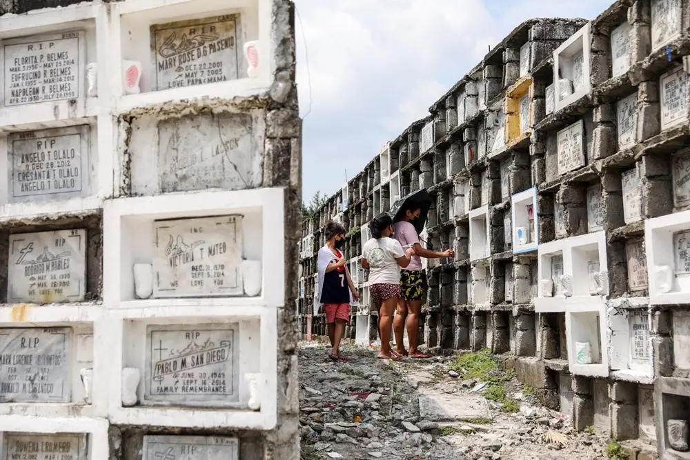22 October 2021, Philippines, Quezon: Workers renovate the graves as people start visiting public cemeteries ahead of All Souls Day in Quezon City. Millions of Filipinos are expected to visit the graves of their loved ones ahead of All Souls Day after the government ordered that all cemeteries across the country remain closed from as of 29 October until 02 November 2021. Photo: Basilio Sepe/ZUMA Press Wire/dpa