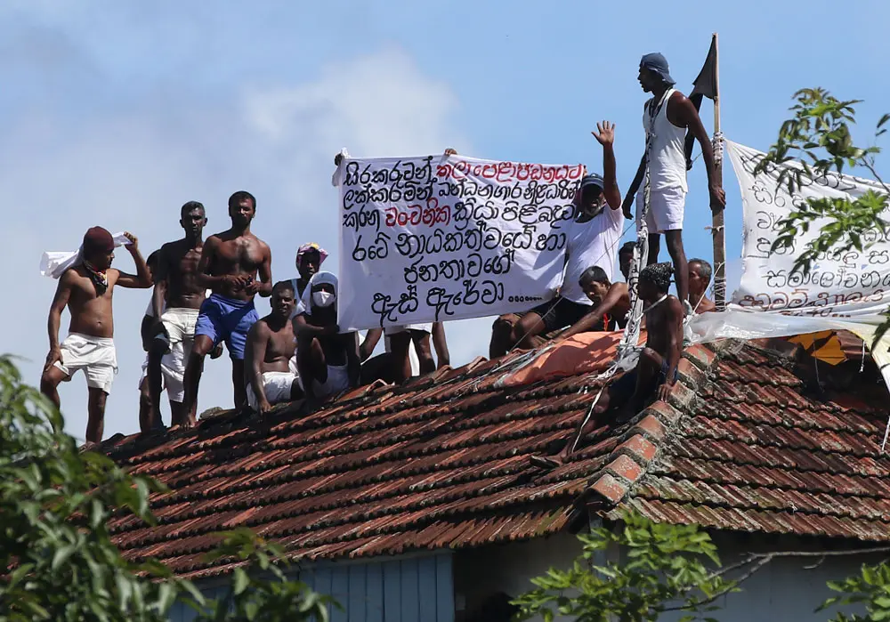 23 October 2021, Sri Lanka, Colombo: Death-row inmates of Sri Lanka's Welikada prison protest on the roof of the prison. The correction facility's officials said about 150 Sri Lankan death row inmates have gone on a hunger strike to demand that their sentences be commuted after the nation's president pardoned a former lawmaker who condemned an election-related murder. Photo: Pradeep Dambarage/ZUMA Press Wire/dpa