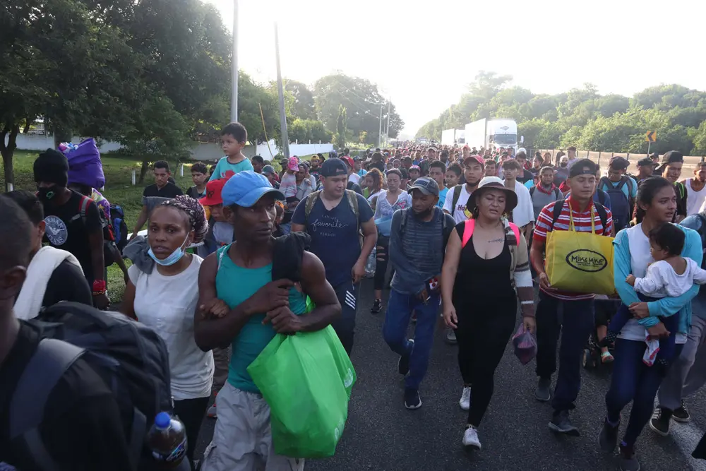 24 October 2021, Mexico, Huehuetan: Migrants from Central America, Cuba, Venezuela, Colombia and Haiti walk during the second day of the caravan of migrants towards Mexico City. More than 2,000 people have set off from the Mexican city of Tapachula, near the Guatemalan border, with the intent of heading north and reaching the United States. Photo: -/El Universal via ZUMA Press Wire/dpa.