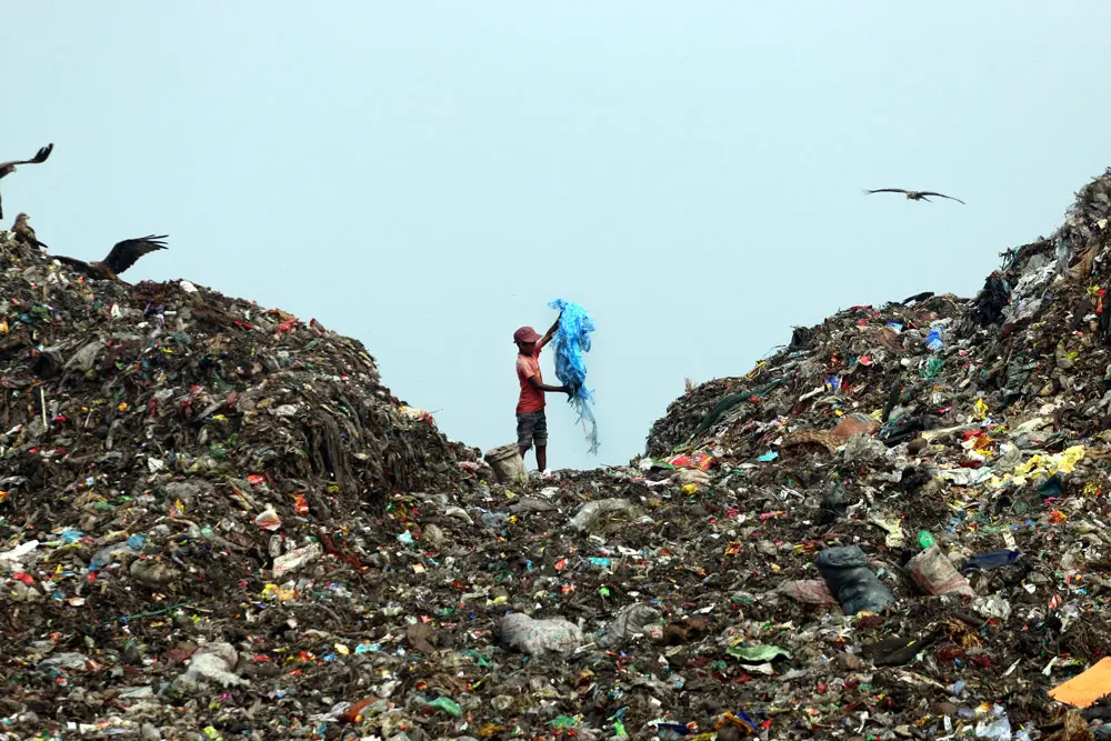 25 October 2021, Bangladesh, Dhaka: A waste picker collects the non-biodegradable waste to be used for the recycling industry in a dumpsite in Dhaka. Photo: Habibur Rahman/ZUMA Press Wire Service/dpa