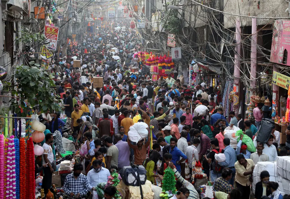 28 October 2021, India, New Delhi: People crowd at the wholesale market Sadar Bazar for shopping ahead of the Diwali festival (the festival of light) in the Old Delhi area. Photo: Naveen Sharma/SOPA Images via ZUMA Press Wire/dpa