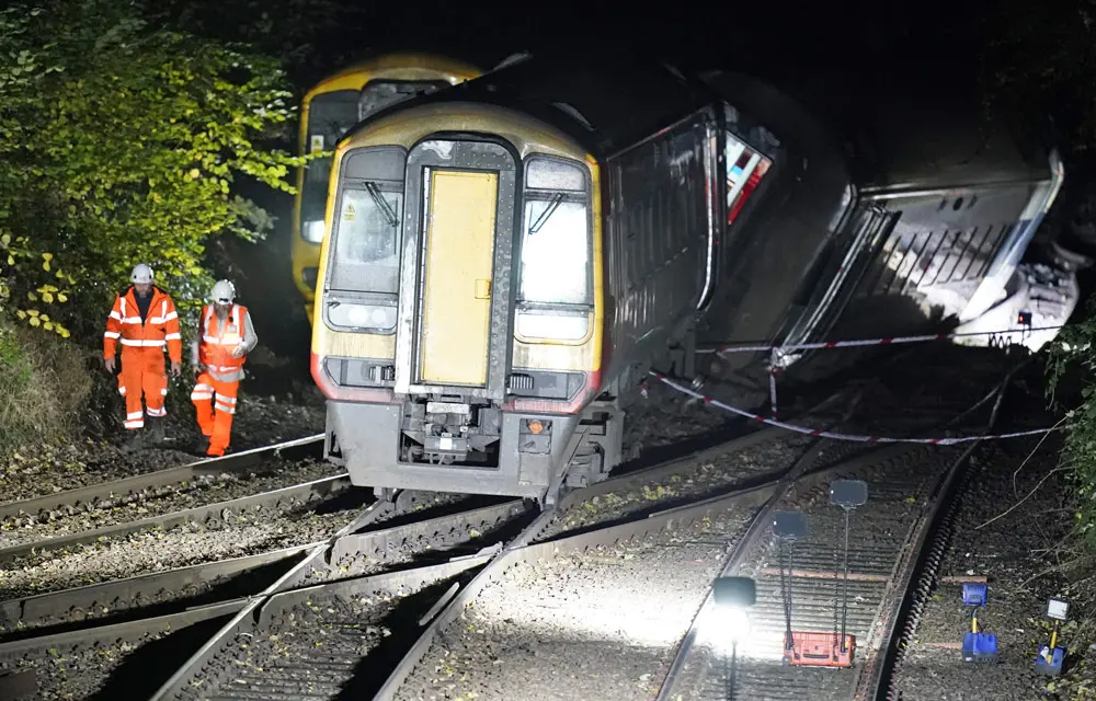 31 October 2021, United Kingdom, Salisbury: Emergency services can be seen at the scene of a crash involving two trains near the Fisherton Tunnel between Andover and Salisbury in Wiltshire. Fifty firefighters are at the scene of the collision in which up to a dozen passengers are believed to have been injured. Photo: Andrew Matthews/PA Wire/dpa