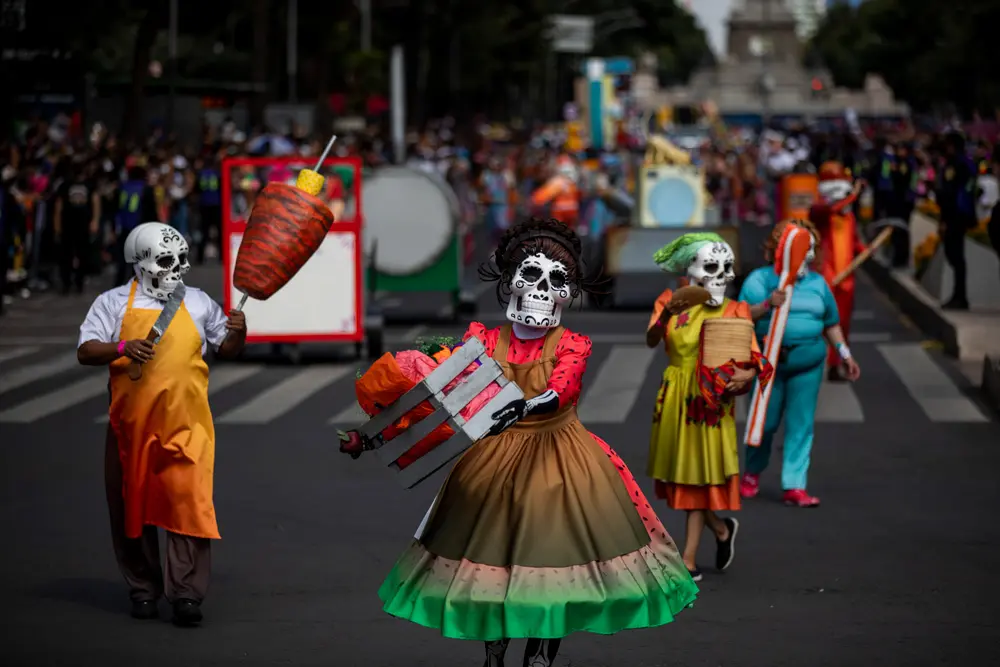 Mexico City (Mexico): Performers in costume take part in the Day of the Dead parade. Photo: Jair Cabrera Torres/dpa.