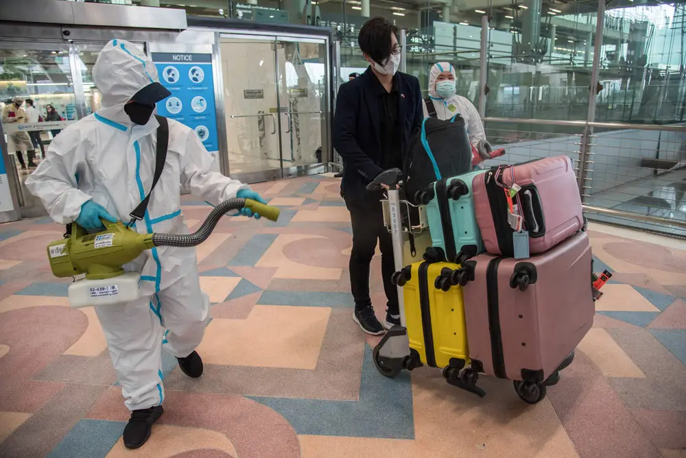 01 November 2021, Thailand, Samut Prakan: An airport worker disinfects a foreign traveler's luggage after his arrival on the first day of the country's reopening to foreign travelers at Suvarnabhumi International Airport. Thailand reopens the country to fully vaccinated travelers from countries of low-risk to coronavirus pandemic without undergoing quarantine requirements. Photo: Peerapon Boonyakiat/SOPA Images via ZUMA Press Wire/dpa