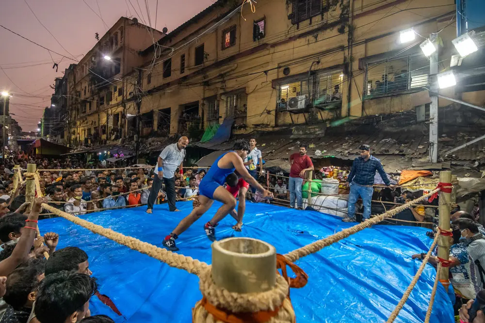 05 November 2021, India, Kolkata: Wrestlers participate in a local competition in Bara Bazar street. The contest is organized annually during the Kali Puja festivity. Photo: Saurabh Sirohiya/ZUMA Press Wire/dpa