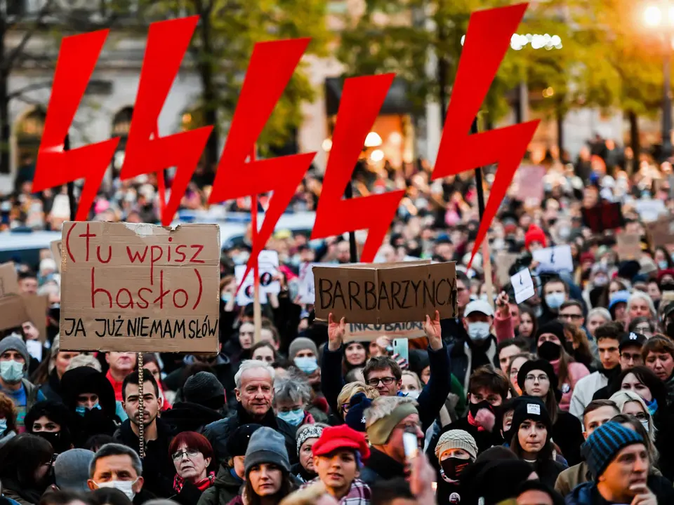 07 November 2021, Poland, Krakow: People take part in a protest in the main square in Krakow after the death of 30-year-old Izabela, who died in the 22nd week of pregnancy because doctors did not abort the dying fetus under the anti-abortion law. Photo: Alex Bona/SOPA Images via ZUMA Press Wire/dpa.
